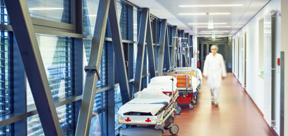 Flur in einem Krankenhaus Beitragsbild zur Pressemitteilung gegen die Streichung der Leistungsgruppe Infektiologie im Entwurf zum Gesetz zur Anpassung der Krankenhausreform (KHAG)